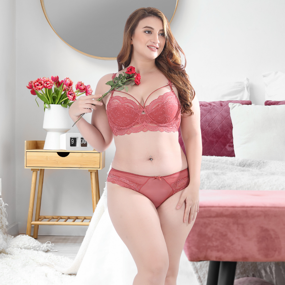 Pleasing Strings Women's Lacy Light Padded Bra Panty Set
